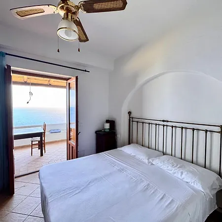 Feriehus Casa Ornella, Con Vista Mozzafiato Sulle Eolie Malfa (Salina)